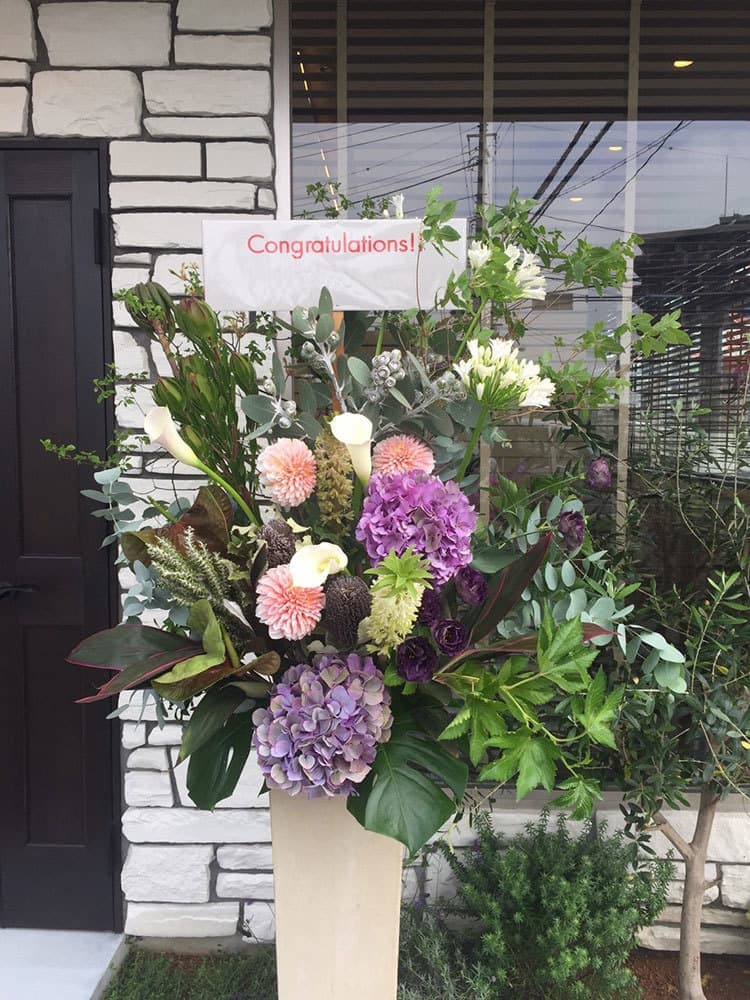 富士市のお花屋さんローズヒップの開店祝いのスタンド花の写真1