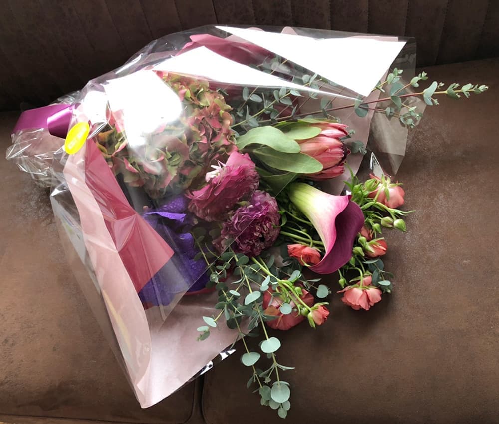 富士市おしゃれ花屋ローズヒップの春の送別記念のお花のプレゼント