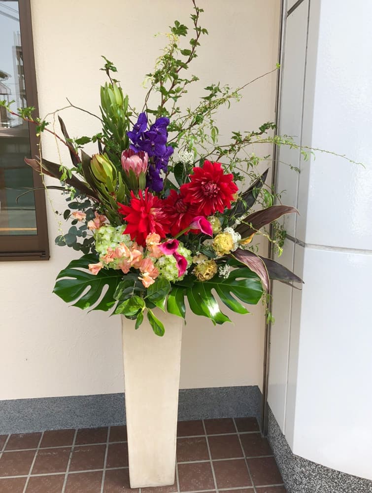 富士市花屋ローズヒップのスタンド花お祝いのお花１