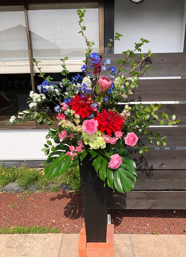 富士市花屋ローズヒップのスタンド花お祝いのお花２
