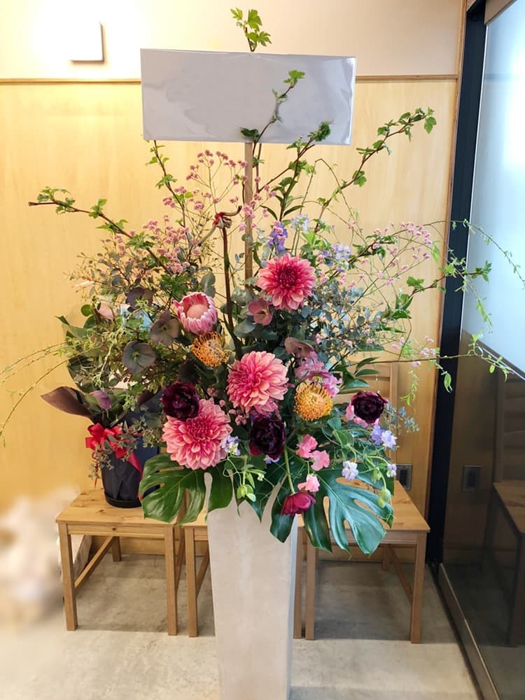 富士市花屋ローズヒップのスタンド花お祝いのお花３