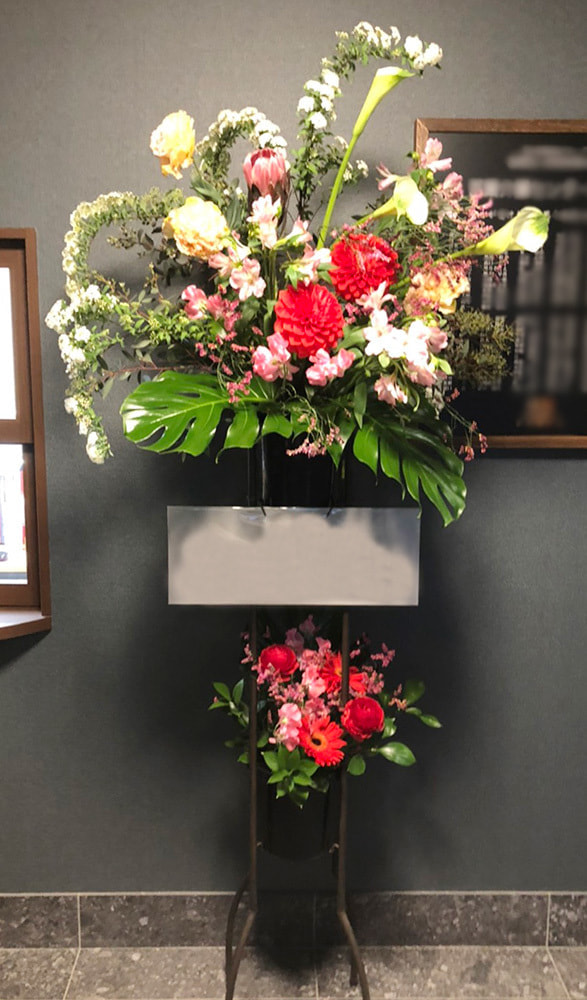 富士市花屋ローズヒップのスタンド花お祝いのお花５