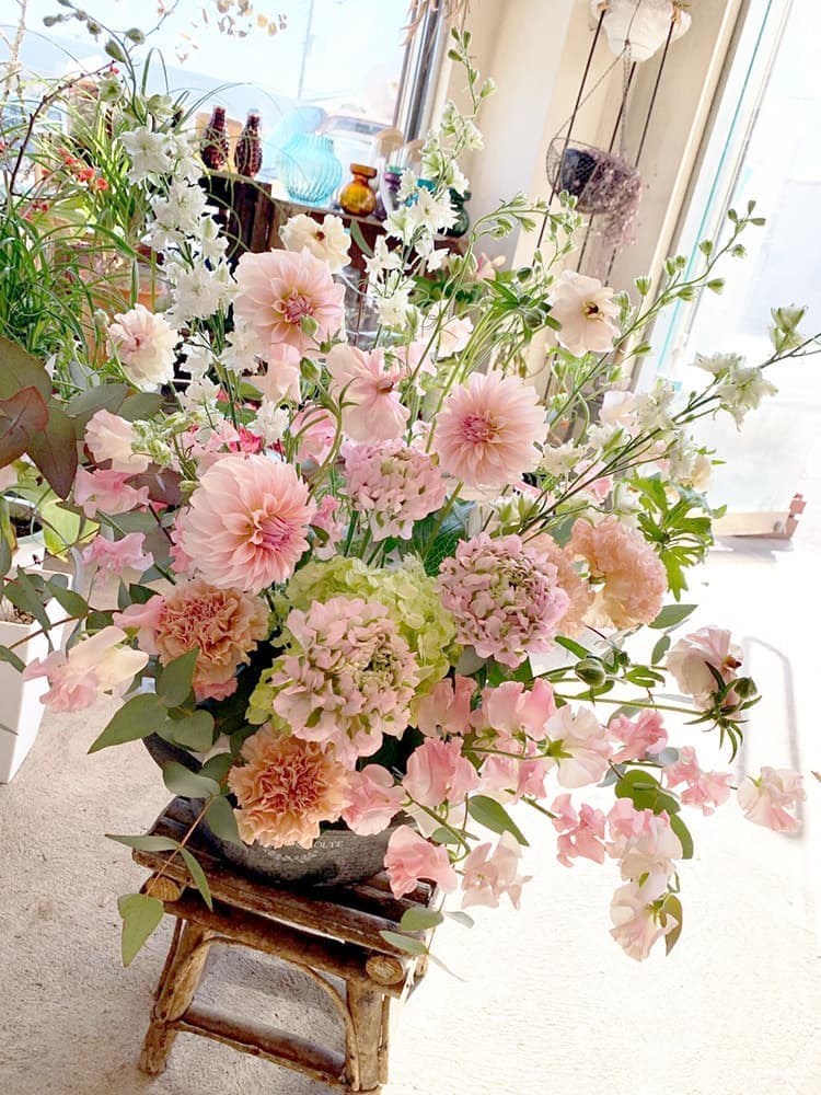 富士市花屋ローズヒップの春の仏用のアレンジメント