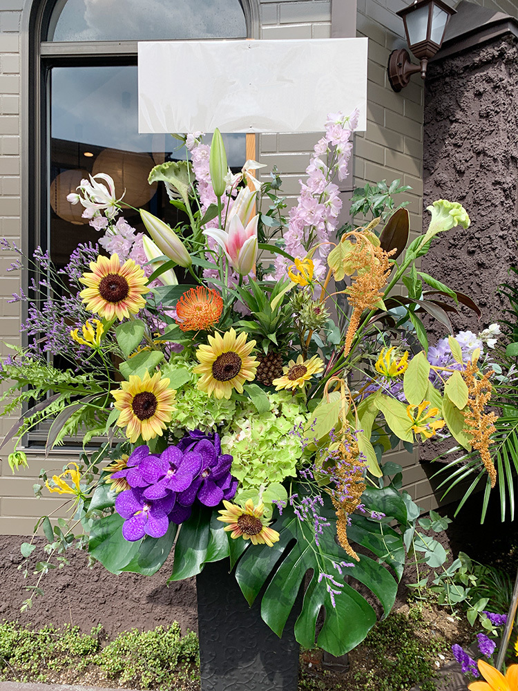 富士市花屋ローズヒップの2021年7月のスタンド生花お祝いのお花１