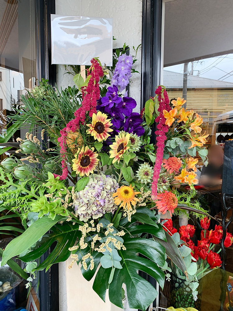 富士市花屋ローズヒップの2021年7月のスタンド生花お祝いのお花２