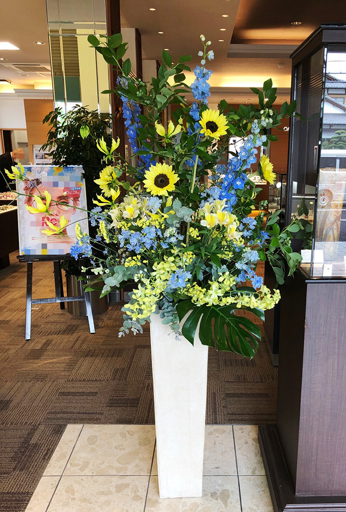 富士市花屋ローズヒップの2021年7月のスタンド生花お祝いのお花３