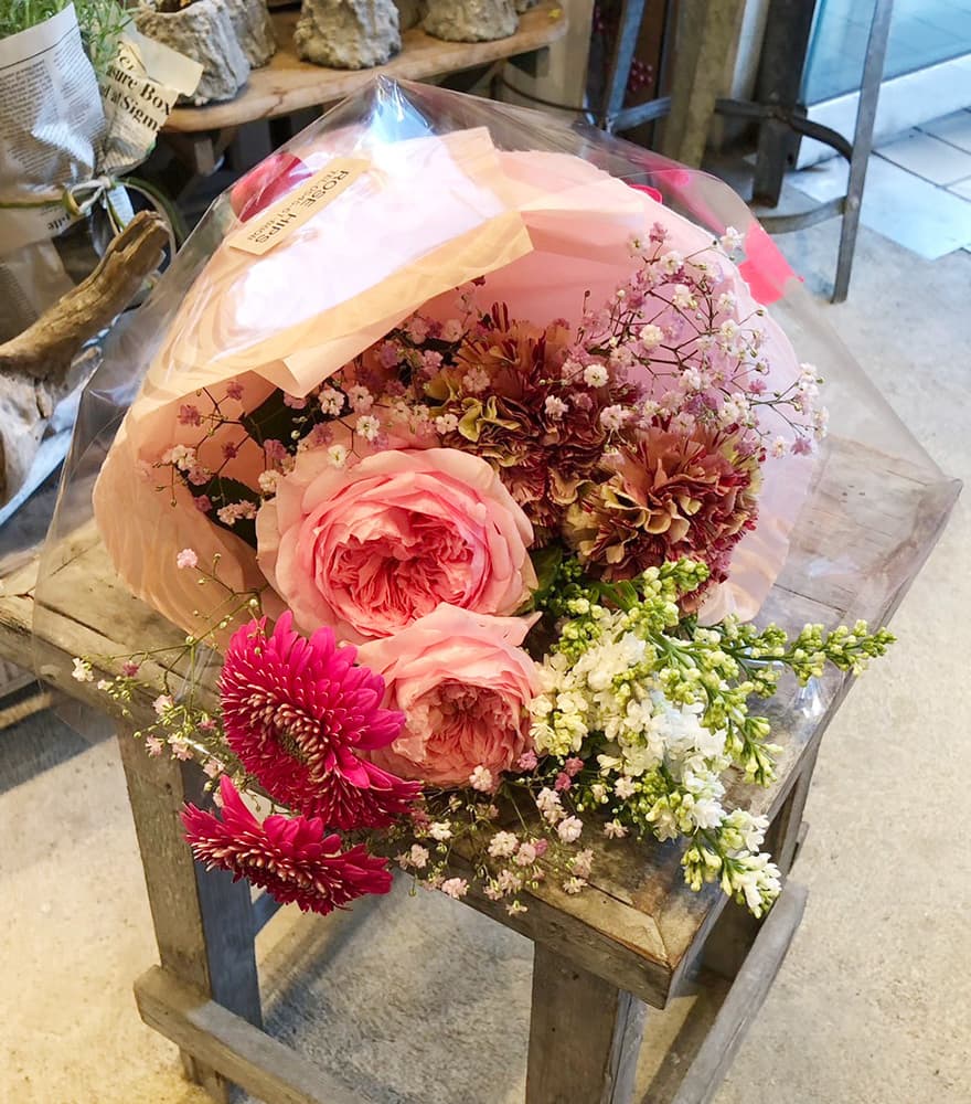富士市花屋ローズヒップの2023年4月22日の、おしゃれな母の日の花束のプレゼント3