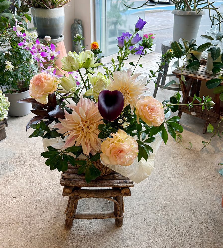 富士市花屋ローズヒップの2023年8月1日の夏のお花のプレゼント特集のアレンジメント