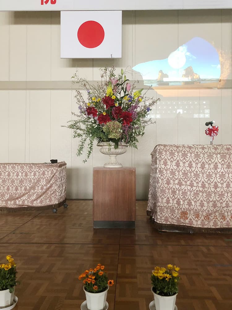富士市おしゃれ花屋ローズヒップの2024年2月12日の卒業、卒園、送別向けの式典花