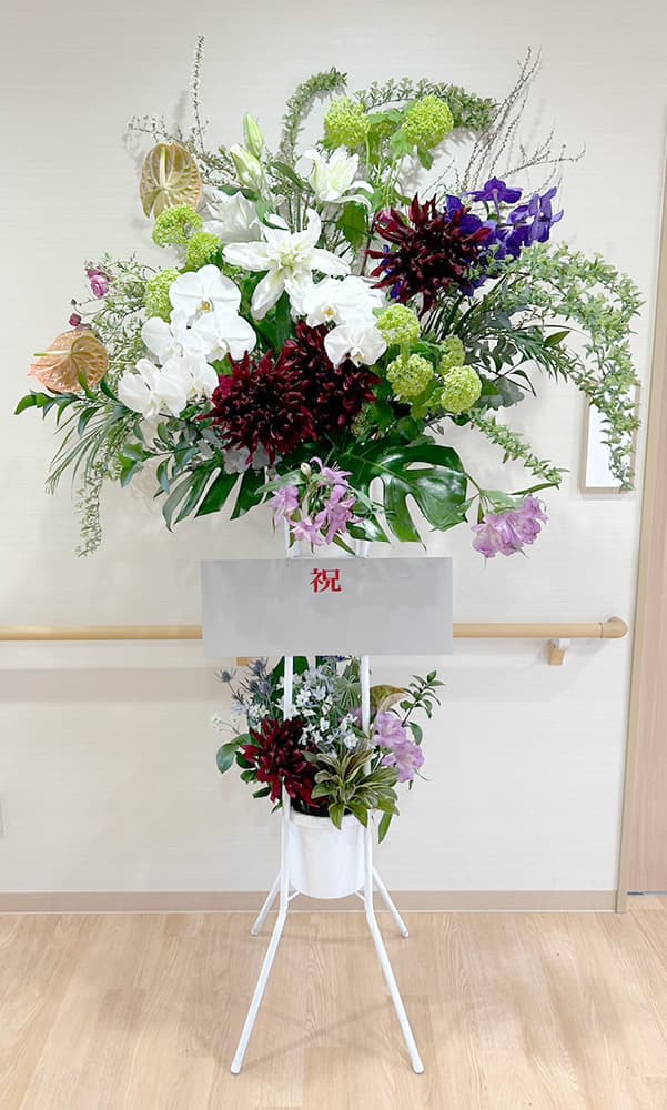 富士市花屋ローズヒップのおしゃれなお祝いの生花フラワースタンド