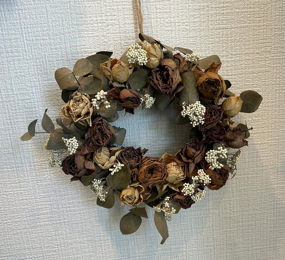 富士市おしゃれ花屋ローズヒップのリースの写真（フラワーレッスンのリース作り）