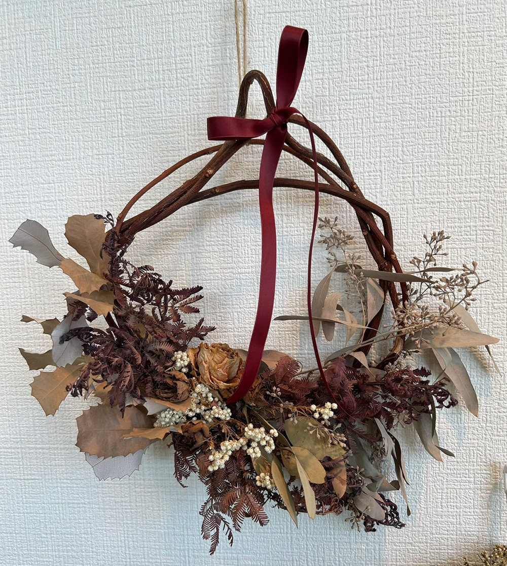 富士市おしゃれ花屋ローズヒップのリースの写真（フラワーレッスンのリース作り）
