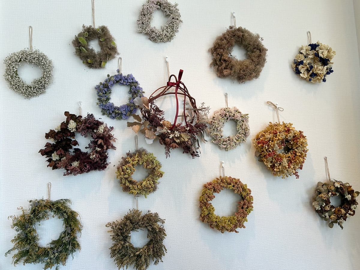 富士市おしゃれ花屋ローズヒップのフラワーレッスンのリース作りご予約受付中