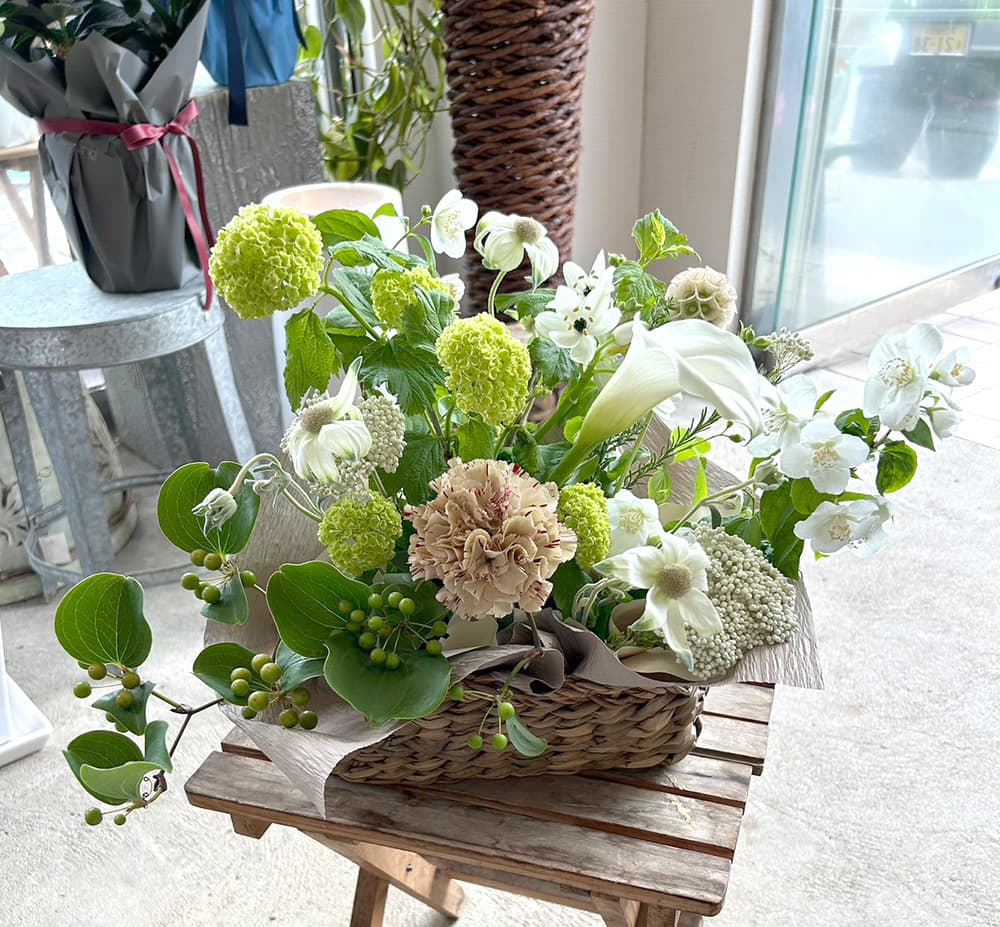 富士市おしゃれ花屋ローズヒップの2026年4月10日の母の日特集のフラワーアレンジメント