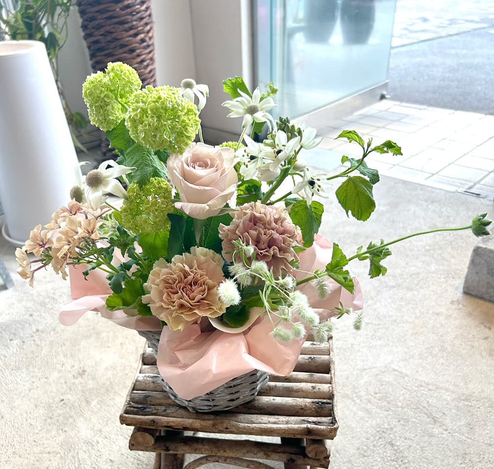 富士市おしゃれ花屋ローズヒップの2026年4月10日の母の日特集のフラワーアレンジメント