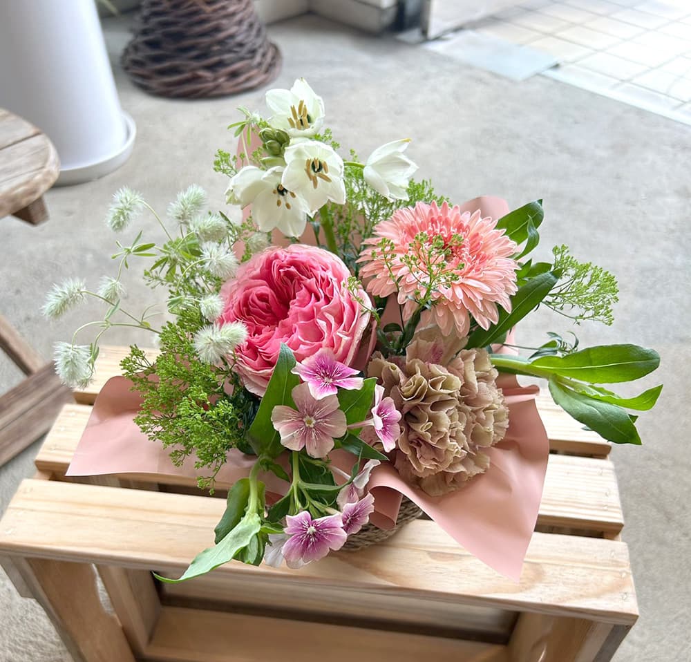 富士市おしゃれ花屋ローズヒップの2026年4月10日の母の日特集のフラワーアレンジメント