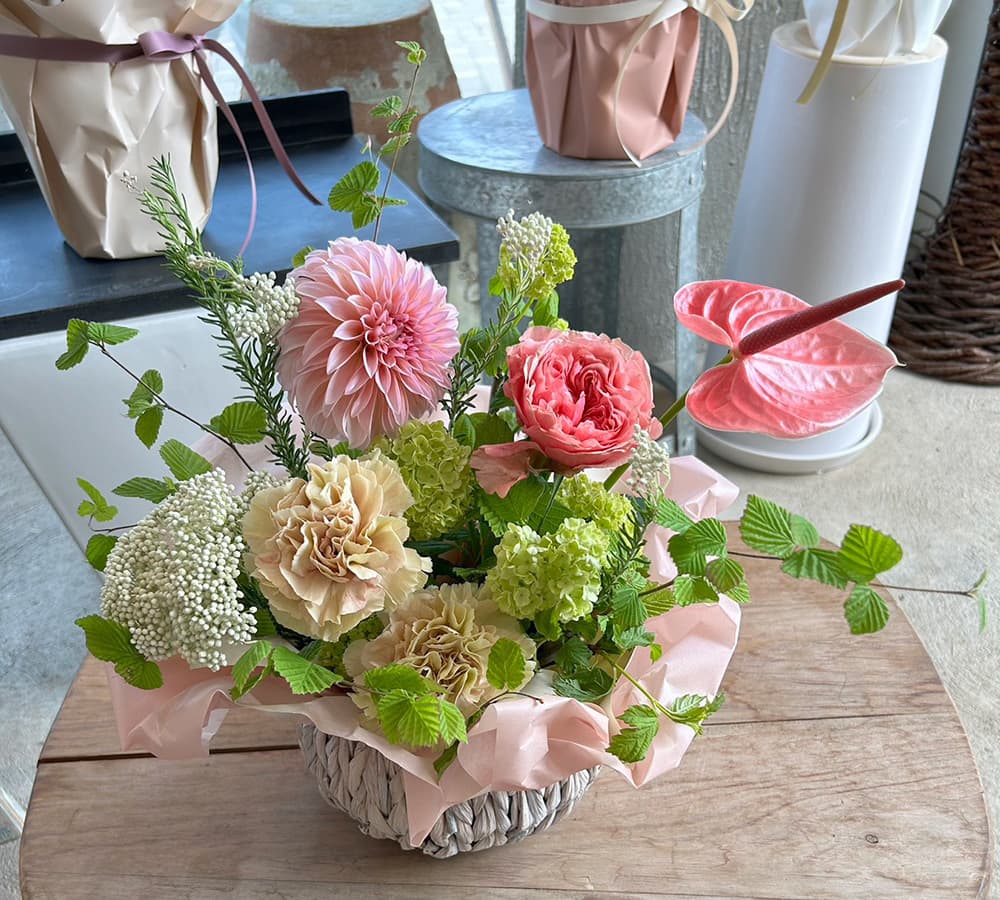 富士市おしゃれ花屋ローズヒップの2026年4月10日の母の日特集のフラワーアレンジメント