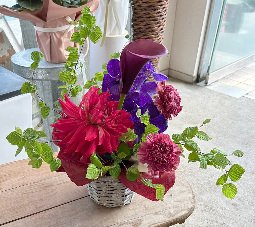 富士市おしゃれ花屋ローズヒップの2026年4月10日の母の日特集のフラワーアレンジメント